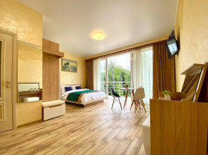 Квартира Сапфир с бассейном и видом на лес