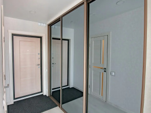 Апартаменты на высоком этаже, рядом с театром и мостом, недалеко от центра. Фастовская 29.