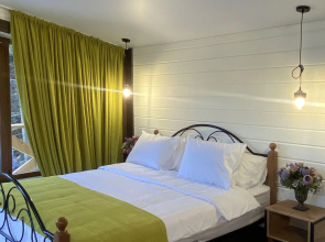Taurukh Azau Guest House
