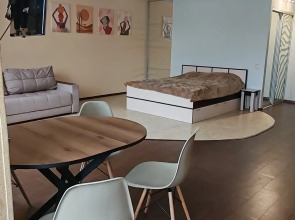 Квартира - студия в центре, есть выход на крышу и бесплатная парковка