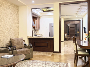 S 2 Spalnyami I Balkonom V Tsentre Goroda Ot Sweet Home Apartments
