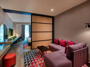 Отель La Quinta by Wyndham Dubai Jumeirah