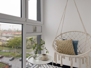 Апартаменты улучшенные в новом доме с качелей