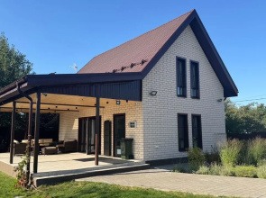 Komfortny Zagorodny Dom Dlya Otdykha S Semyey Emeralb Light Private house