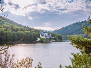 Resort Retro Riverside Wellness