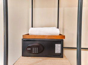 Отель Prince Theatre Heritage Stay