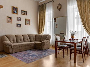 Atmosfernaya bolshaya dvukhyarusnaya studiya ryadom s Tavricheskim Sadom Flat