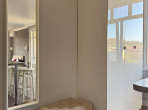 Апартаменты с балконом у реки рядом с пляжем