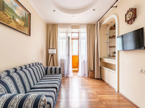 Uyutnaya trekhkomnatnaya v tsentre Flat