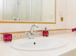 Апартаменты двухкомнатные с видом на Волгу на ул.К.Маркса 44, м.Стрелка. Сова-Дом