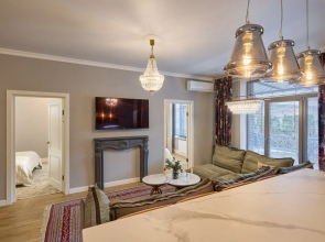 Dizaynerskie Trekhkomnatnye Yevrouyut V Stile Post-Modern Apartment