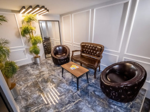 Отель The Queen Hotel