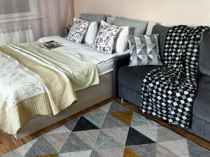 Vozle Khurula Zolotoy Obiteli V Tsentre Elisty Flat