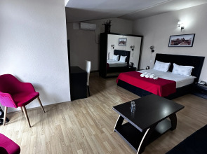 Отель Qeroli old town