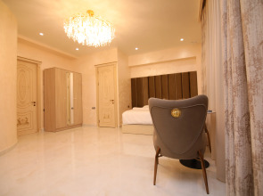 Отель Louvre Home