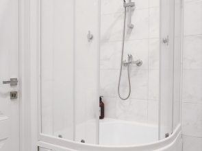 Квартира с большим телевизором и шикарным видом на реку Кубань