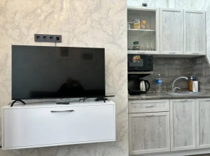 Атмосферная студия с большими окнами с комфортом разместит от двух человек, до 4-х человек от Уют и Комфорт НН