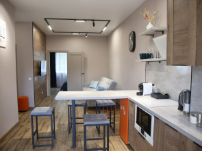 Апартаменты Уорхол - апельсин и капучино в интерьере с собственным двориком для BBQ в 10 минутах от центра