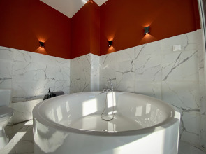 Квартира Стильная студия в центре с круглой ванной