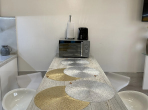 Апартаменты в современном стиле с камином