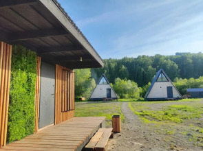 Шале двухэтажный А-фрейм с панорамным остеклением и террасой