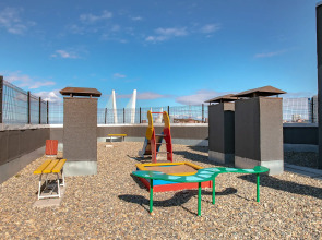 Апартаменты на высоком этаже, рядом с театром и мостом, недалеко от центра. Фастовская 29.