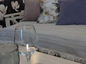 Na Beregu Reki V Istoricheskom Meste Flat