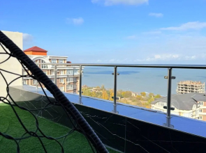 Sovremenny Pentkhaus s Panoramnymi Oknami i Terrasoy Mechty Flat