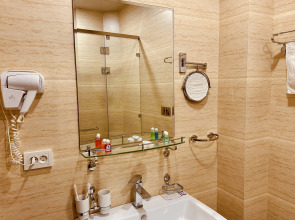 Отель Ayvan Plaza