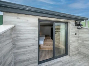 Luxury Airport Hotel by Zazzoni