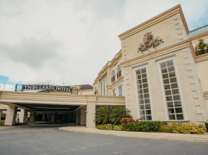 Twin Lakes Hotel