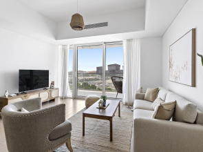 WelHome - Urban Tranquil Retreat in the Heart of Yas Island, Apartments