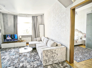 Апартаменты Центр Легендарный Дом под Шпилем | Огромная Трёшка