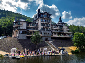 Resort Retro Riverside Wellness