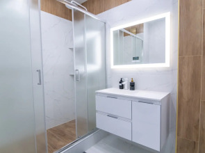 Апартаменты Hedonism Aparts со Стильным Ремонтом в Тихом Районе