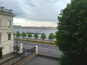 Апартаменты с видом на Неву в центре города