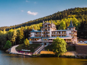 Resort Retro Riverside Wellness