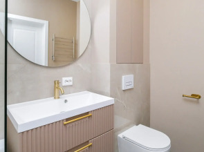 Большая Однокомнатная Квартира с Видом на Реку и Новым Ремонтом