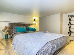 Апартаменты Стильная 2х-уровневая Cтудия рядом с метро Тульская