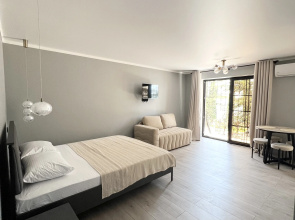 Studiya na Beregu Morya Flat