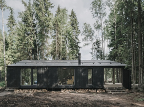 Zagorodnyy dom s prostornoy terrasoy i baney Private house