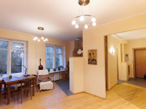 Квартира старинная мебель в лучах солнца