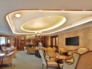 Resort Retro Riverside Wellness