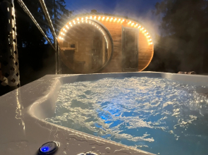 S Dzhakuzi i Baney u Lesa i Ozera Private house
