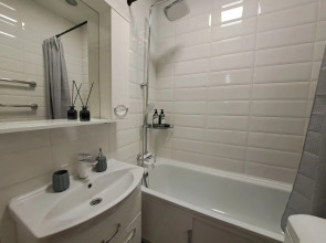 Жилое помещение 2-к квартира у метро Молодежная с яркими закатами