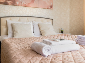 Квартира 1-к яркая у залива на Маркова 8/2 от RentAp, 4 сп.места