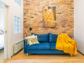 Апартаменты на Большом 13 Два Окна в Спальне