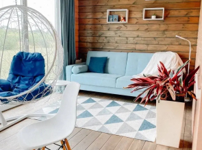 Prostornyi i uiutnyi riadom s Kolomnoi Cottage