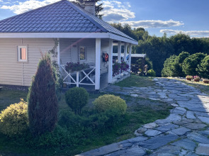 Частный дом у реки