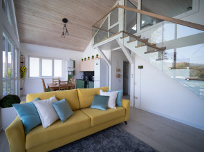 Частный Дом с Бассейном Мансардой и Видом на Горы